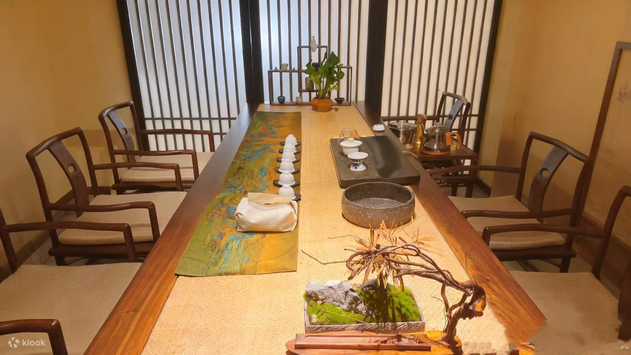 茶空间用于 “以茶会友” 的多人茶会场所，背景的格栅设计增添了空间的层次感